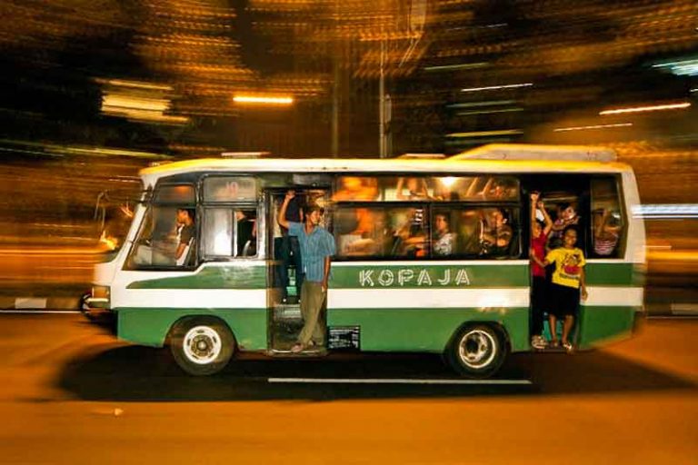 Rute Jauh, Ongkos Murah Inilah Si Hijau Putih Kopaja