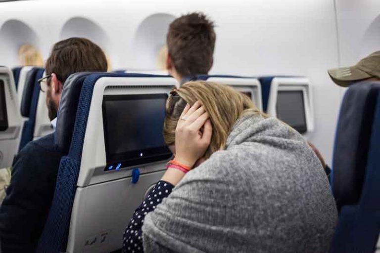 Kuping Berdengung Saat Take Off? Jangan Panik dan Pahami Penyebabnya