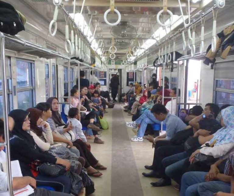 Anda Mau “Survive” di Dalam Gerbong KRL? Yuk Ikuti Tipis Berikut Ini