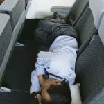 tidur-di-pesawat-temanduduk-com