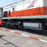 Aya_Seorang-warga-menjaga-perlintasan-tanpa-palang-pintu-mbah-Ruwet-di-Desa-Pokak-KEcamatan-Ceper