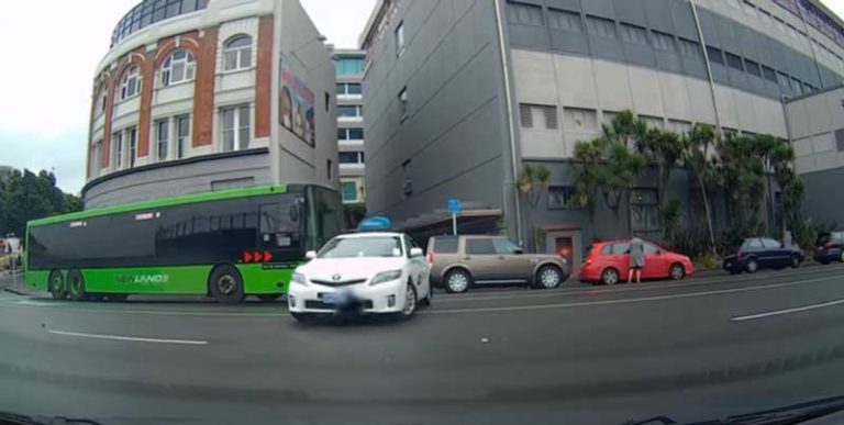 Hampir Tabrakan, Taksi Tiba-Tiba Berbelok dihadapan Bus