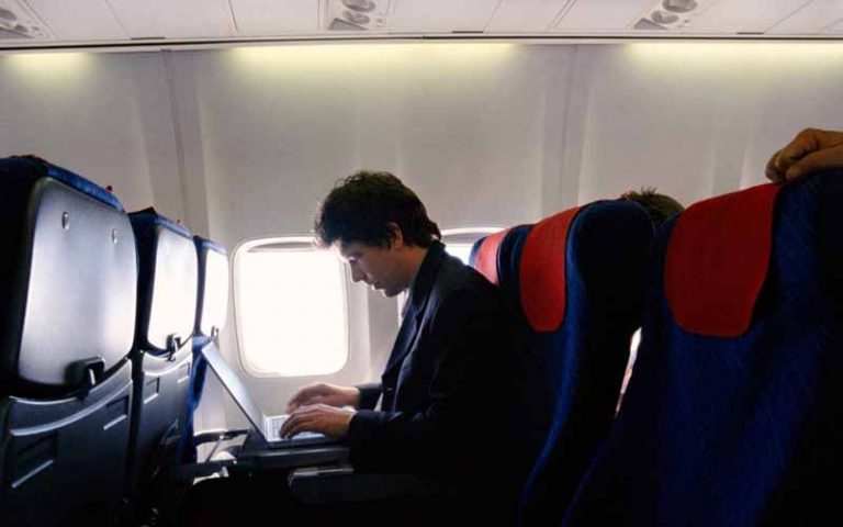 Apa yang Terjadi Bila Penumpang Tidak Menyimpan Laptop dalam Penerbangan?