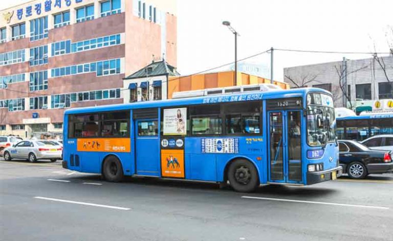 Agar Tidak Terjatuh Saat Turun dari Bus, Ini Dia Tipsnya!