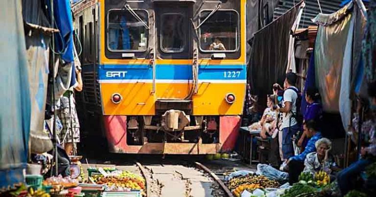 Maeklong, Pasar Lipat di Lintasan Jalur Kereta