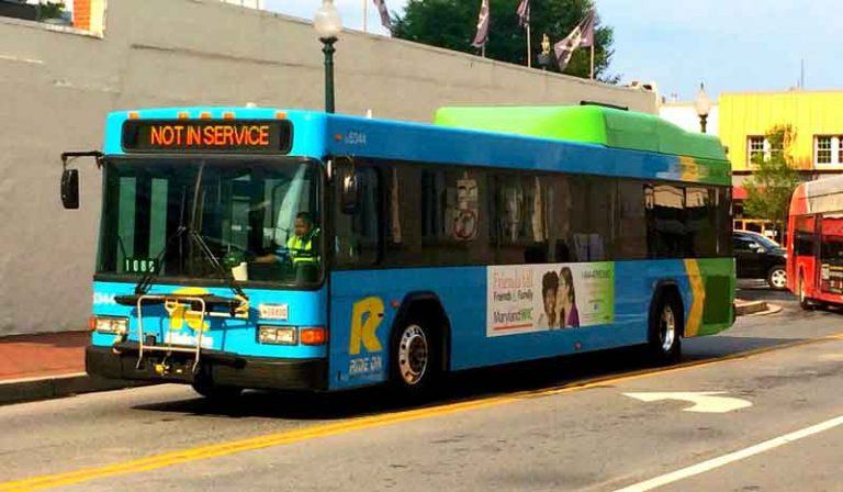 Duh! Petugas Bus Ini Tendang Penumpangnya, Kenapa Ya?