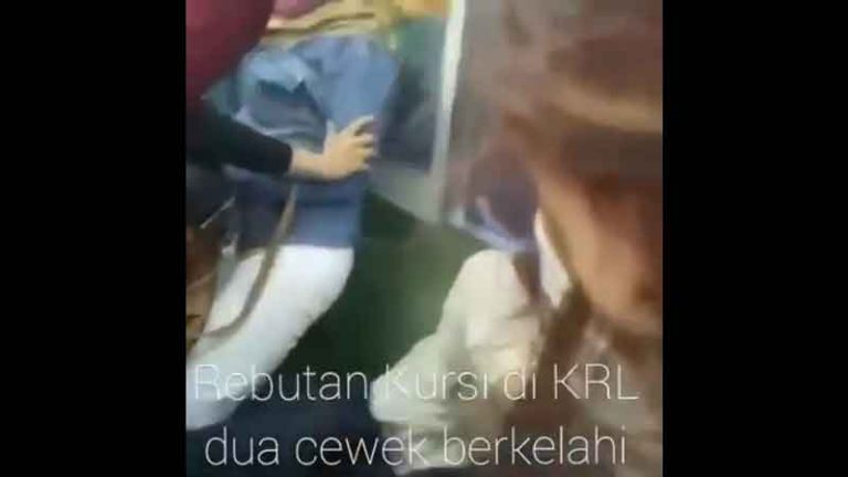 Rebutan Kursi Sampai Jambak-Jambakan di KRL Jabodetabek