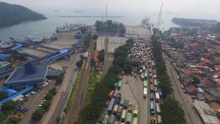 Antrian Truk 2 Km Buat Toll Gate Merak Tak Berfungsi