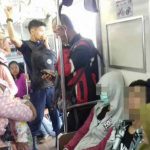 ibu-bawa-balita-berdiri-di-krl_20151101_142420