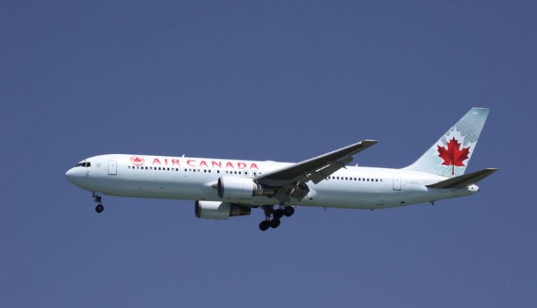 Pukul Kru Pesawat Pakai Teko Kopi, Penumpang Ini Terpaksa Diikat Kabel Ties