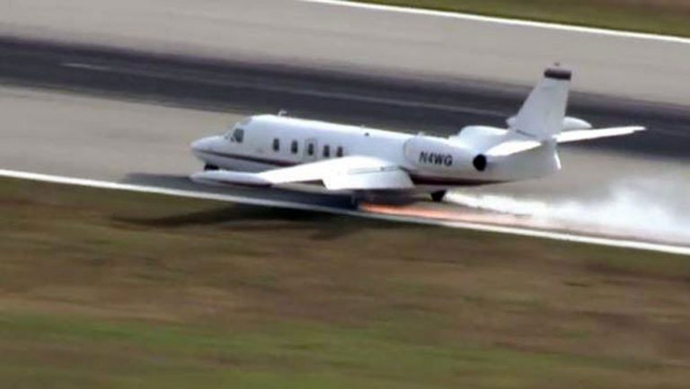 Mendebarkan! Pesawat Ini Landing Tanpa Roda