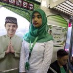 suasana-dekorasi-tematik-ramadhan-pada-kereta-rel-listrik-krl-_150614200819-326