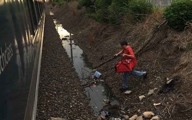 Kereta Terjebak Delay, Kurir Pizza Ini Antarkan Pesanan Langsung ke Gerbong