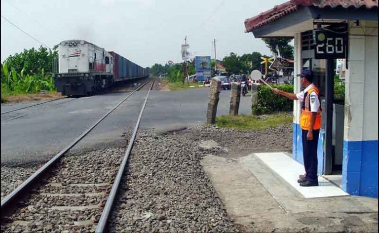 Penjaga Jalan Lintasan Kereta, Terlupakan Tapi Tetap Dibutuhkan