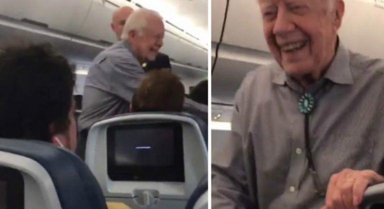 Mantan Presiden Ini Salami Penumpang Delta, Ada Apa?