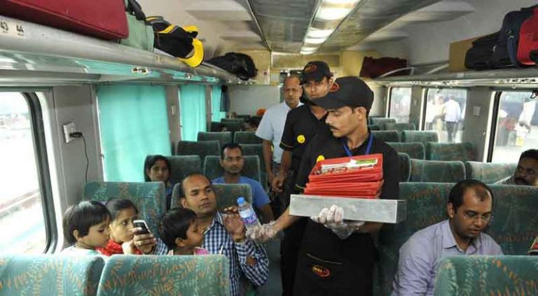 Mau Sarapan Nikmat di Kereta, Tak Tahunya Ada Cacing di Paket Makanan