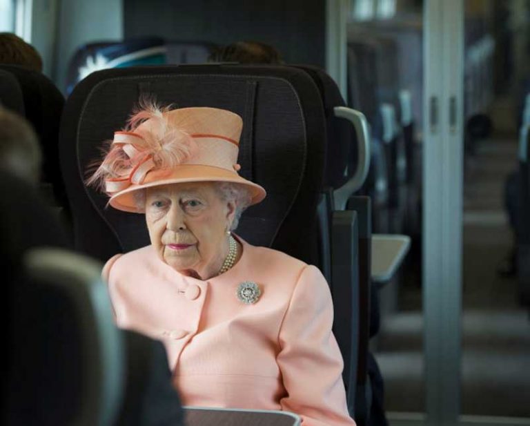 Setelah 175 Tahun, Ratu Inggris Kembali Menumpangi Kereta Api