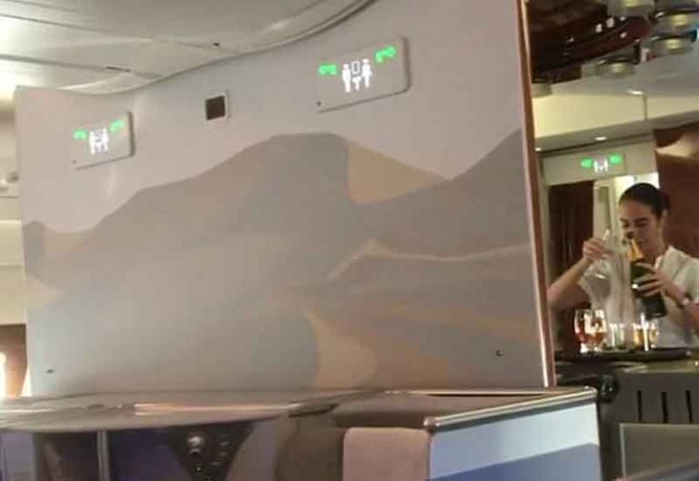 Lho! Di Emirates, Ada Sampanye Sisa Dituang Ke Dalam Botol