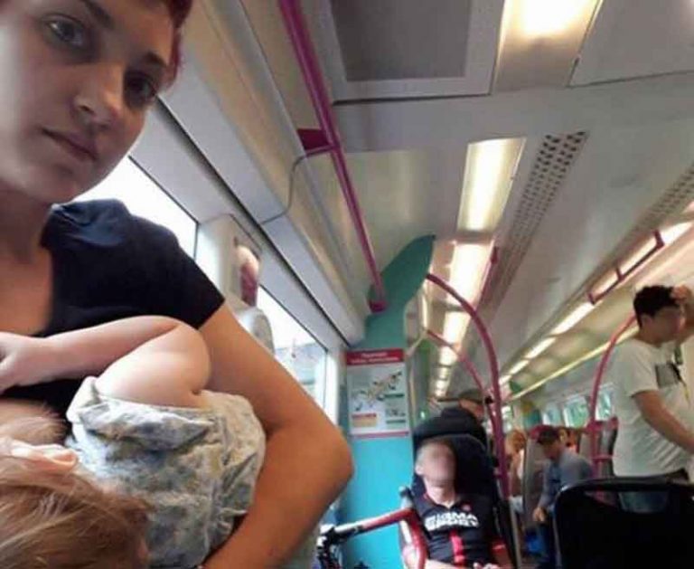 Teganya Penumpang Kereta Bikin Seorang Ibu Menyusui Sambil Berdiri