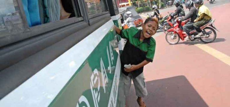 Nasib Kondektur Bus Kota di Jakarta, Korban “Seleksi Alam”