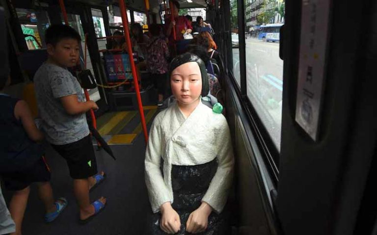 Ada Patung Gadis Hiasi Bus di Seoul, Ada Apa Ya?