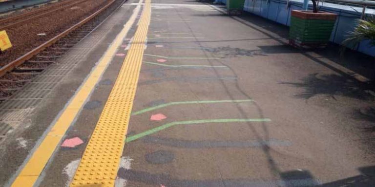 Hindari Berebut Masuk KRL, PT KCJ Buat Garis Batas Antrean di Stasiun