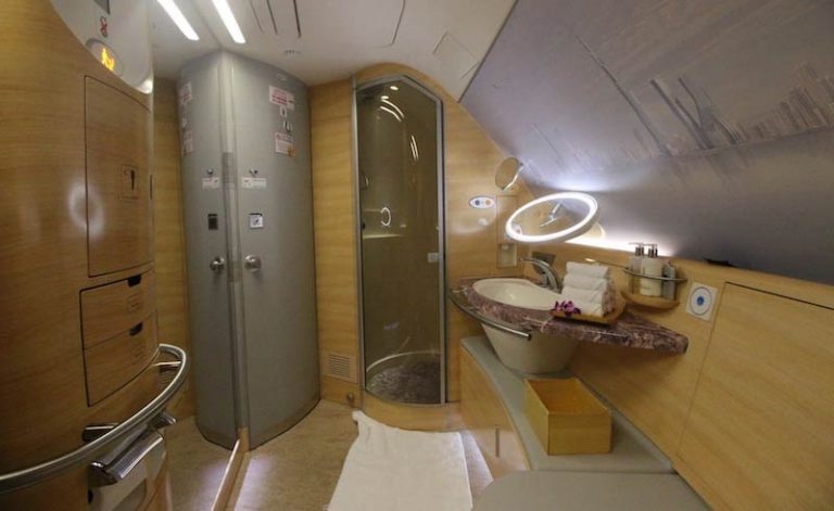 Penumpang Emirates Kini Bisa Mandi Shower Selama Penerbangan, Khusus Kelas Satu