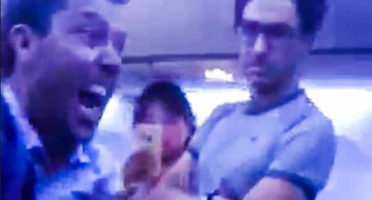 [Video] Turun dari Pesawat, Pria Mabuk Gigit Petugas Keamanan Bandara