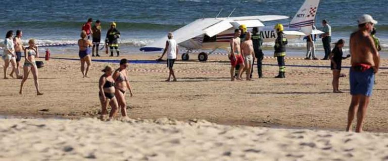 Mendarat Darurat, Pesawat Cessna Gilas Dua Orang di Pantai Caparica