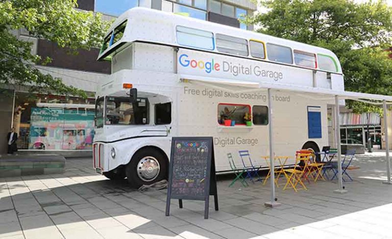 “Jemput Bola,” Google Edukasi Warga Sheffield Dengan Bus Pintar