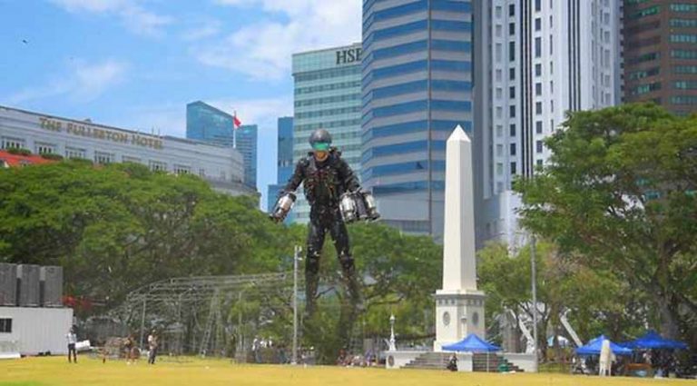 “The Real Iron-Man” Pukau Ratusan Pengunjung di Singapura