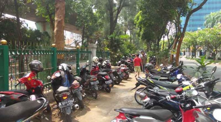 Kondisi Trotoar Buruk Jadi Penyebab Warga Jakarta ‘Malas’ Berjalan Kaki