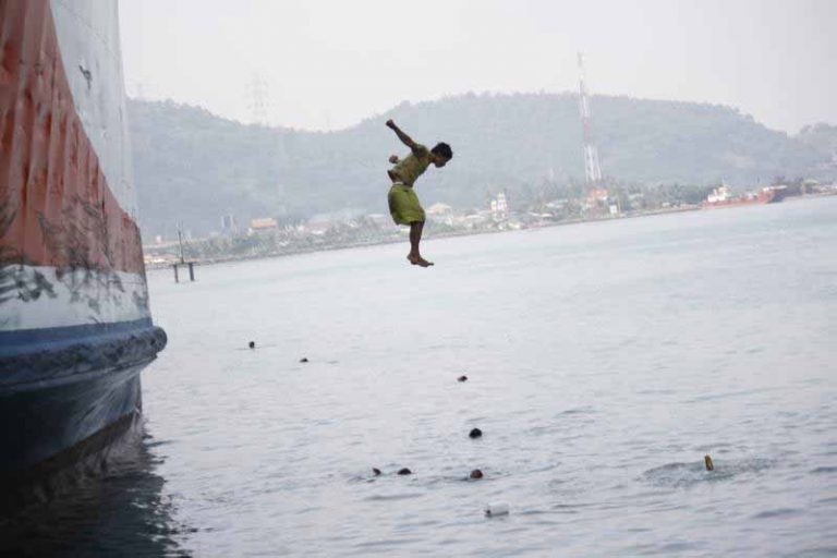 Terdampak Sterilisasi Pelabuhan, Eksistensi Anak Pemburu Koin Kian Pudar