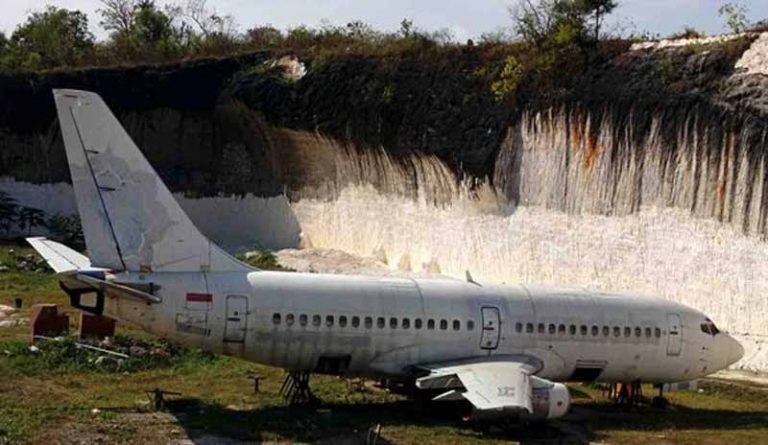 Ada Sosok Boeing 737 Misterius di Bali, Kini Jadi Obyek Foto Favorit Para Pelancong