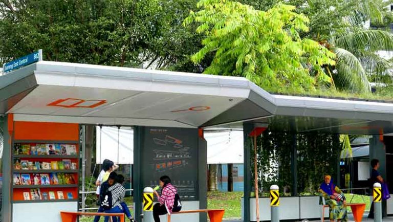 Nunggu Bus di Halte ini Bisa Bikin Tambah Pintar, Lho!