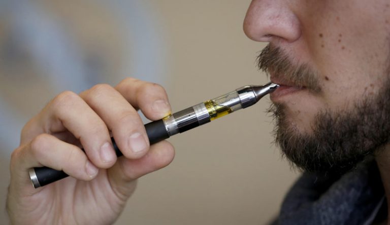 Hisap Vape dalam Lavatory, Penumpang Batik Air Digelandang Petugas Keamanan Bandara