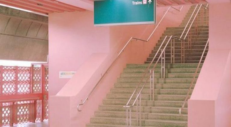 Mirip Lokasi Syuting Video Klip Girlband, Stasiun MRT Dijadikan Objek Foto Para Pelancong