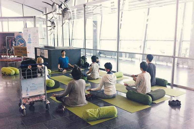 Ajak Calon Penumpang Relax, Bandara Denver Hadirkan Kelas Yoga