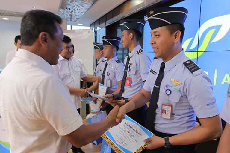Gagalkan Penyelundupan Sabu-Sabu, Petugas Avsec Adi Sutjipto Diganjar Hadiah dan Penghargaan