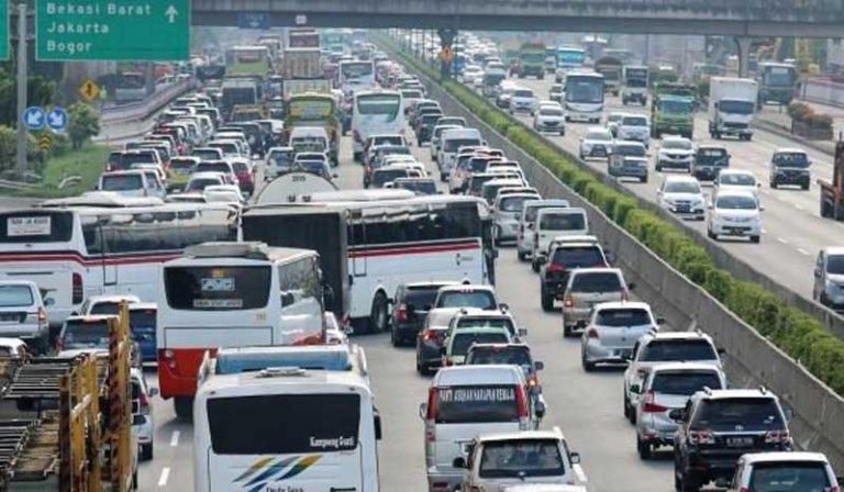 Empat Proyek Pembangunan Perkeruh Kemacetan di Tol Cikampek