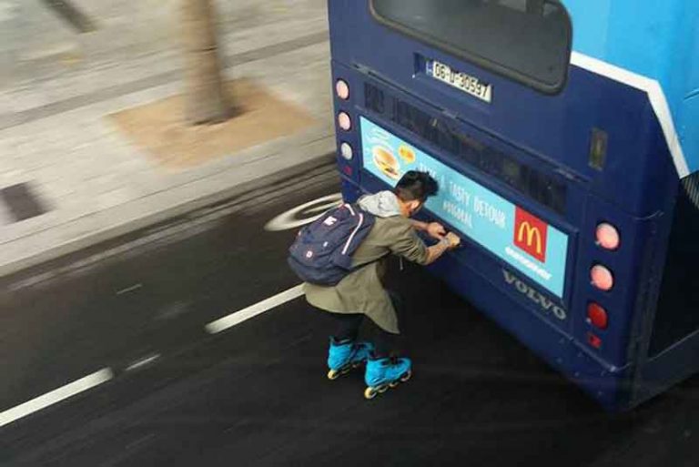 Pegangan di Belakang Bus, Pria Rollerblades Ini Melaju 20 Detik