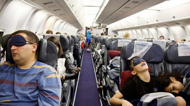 Hentikan Kebiasaan Tidur Saat Take-Off, Berbahaya!