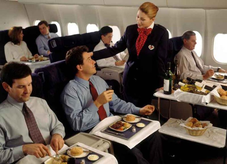 Bagi Pramugari, Melayani Penumpang di Kelas Ekonomi Adalah Berkah