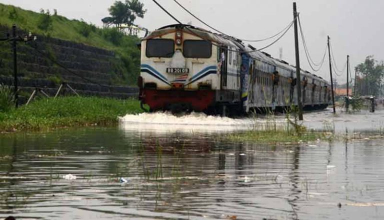 Kenapa Kereta Tidak Bisa Menembus Rel Yang Tergenang Banjir? Ini Dia Jawabannya!