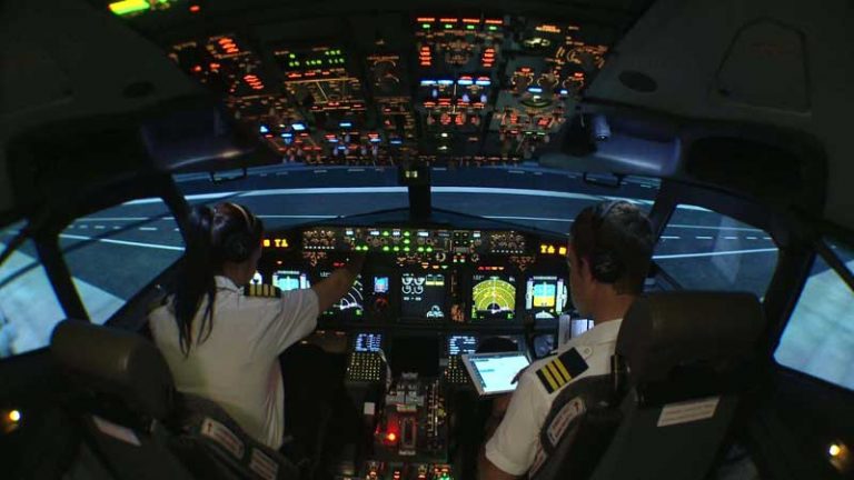 Ternyata! Pendapatan Petugas ATC Jauh Lebih Tinggi dari Seorang Pilot