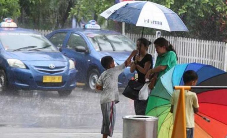 Musim Hujan Tiba, Mungkinkah Bakal Ada Ojek Payung Online?