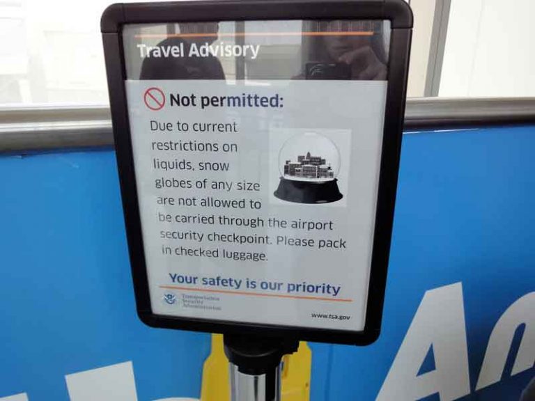 Mau Bawa Snow Globe Selama Penerbangan? Sebaiknya Kemasi di Dalam Koper