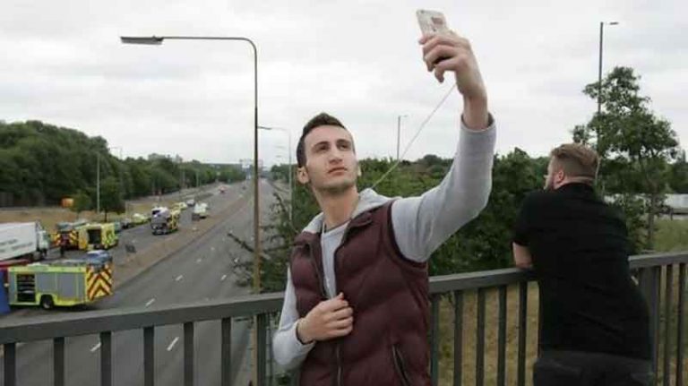 Biar Tak Dicibir Orang Lain, Mau Selfie Juga Perlu Etika