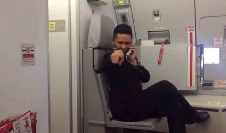 Sempat Viral, Awak Kabin AirAsia X Ini Tirukan Gaya Britney Spears