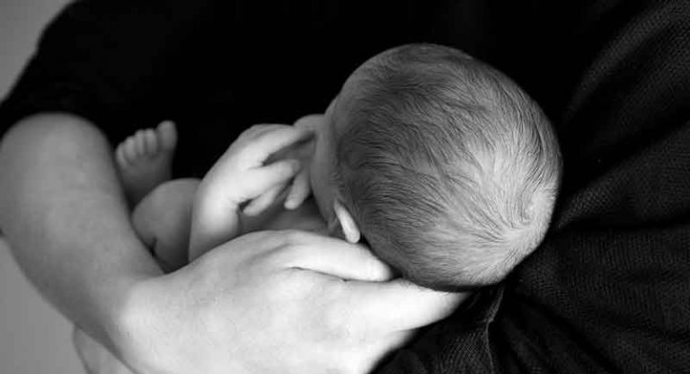 Proses Persalinan Cepat, Inilah Pertama Kali Seorang Bayi Lahir di Kereta Cepat